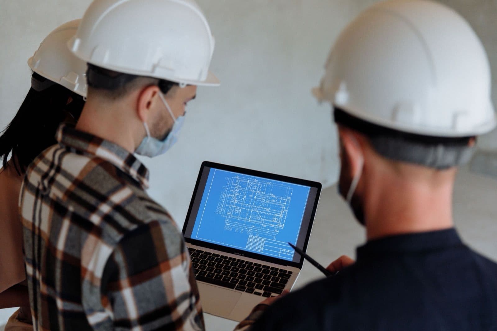 Engenheiro usando notebook no canteiro de obras
